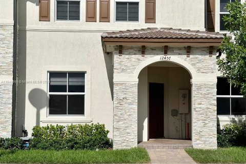 Townhouse in Miami, Florida 3 bedrooms, 149.76 sq.m. № 1321106 - photo 1