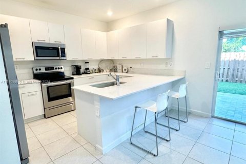 Adosado en venta en Miami, Florida, 3 dormitorios, 149.76 m2 № 1321106 - foto 3