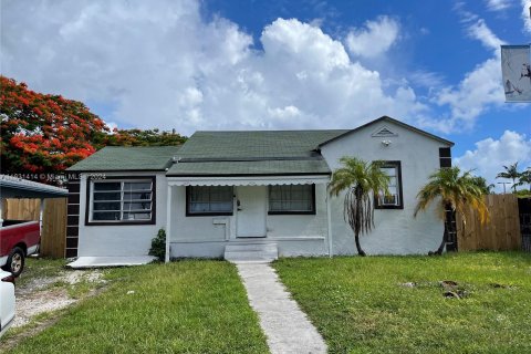 House in Miami, Florida 5 bedrooms, 155.8 sq.m. № 1291951 - photo 1