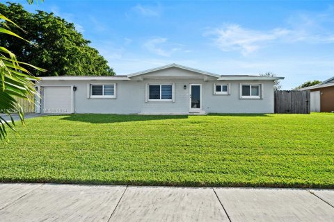 House in Homestead, Florida 4 bedrooms, 122.91 sq.m. № 1419865 - photo 3