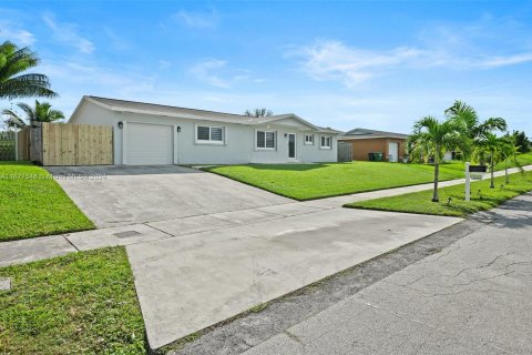 House in Homestead, Florida 4 bedrooms, 122.91 sq.m. № 1419865 - photo 1