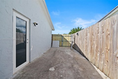 House in Homestead, Florida 4 bedrooms, 122.91 sq.m. № 1419865 - photo 26