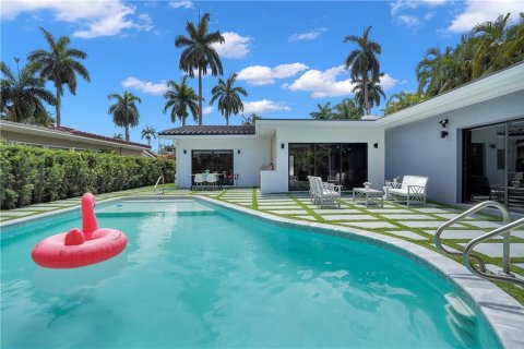 Casa en venta en North Bay Village, Florida, 4 dormitorios, 214.88 m2 № 488425 - foto 1
