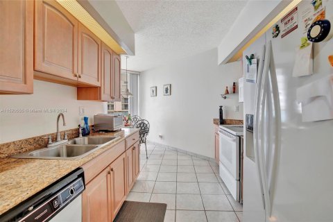 Condominio en venta en Sunny Isles Beach, Florida, 2 dormitorios, 163.51 m2 № 967917 - foto 12