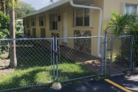 House in Hollywood, Florida 3 bedrooms, 104.05 sq.m. № 1357160 - photo 1