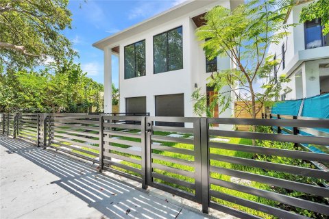 Adosado en venta en Miami, Florida, 3 dormitorios, 208.75 m2 № 1357207 - foto 2