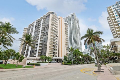 Condominio en alquiler en Miami Beach, Florida, 1 dormitorio, 139.63 m2 № 1370407 - foto 1