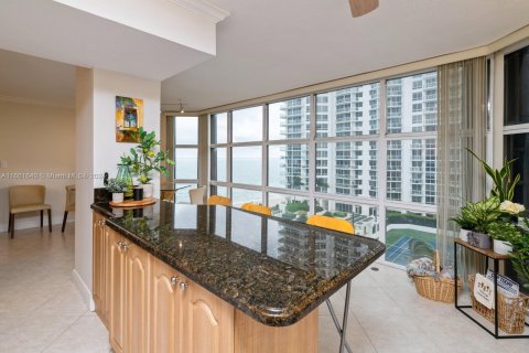 Condo in Miami Beach, Florida, 1 bedroom  № 1370407 - photo 11