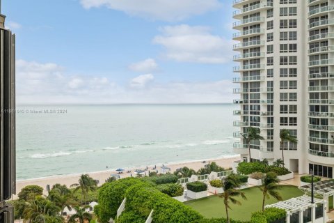 Condo in Miami Beach, Florida, 1 bedroom  № 1370407 - photo 21