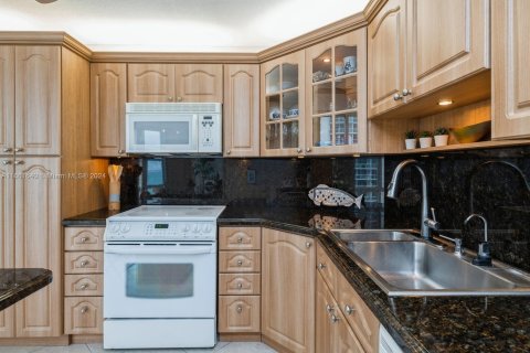 Condo in Miami Beach, Florida, 1 bedroom  № 1370407 - photo 10