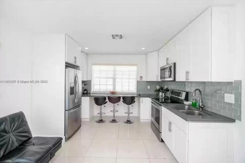 Apartamento en alquiler en Miami, Florida, 1 dormitorio, 165.55 m2 № 1370408 - foto 3