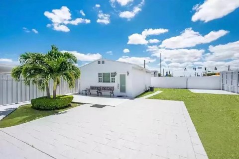 Apartamento en alquiler en Miami, Florida, 1 dormitorio, 165.55 m2 № 1370408 - foto 1