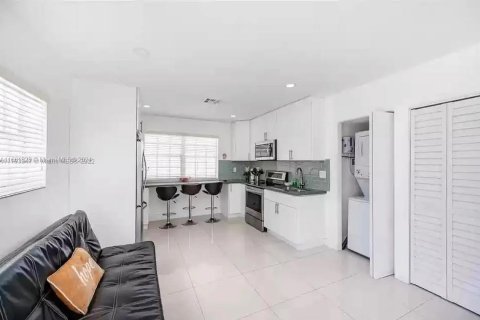 Apartamento en alquiler en Miami, Florida, 1 dormitorio, 165.55 m2 № 1370408 - foto 2