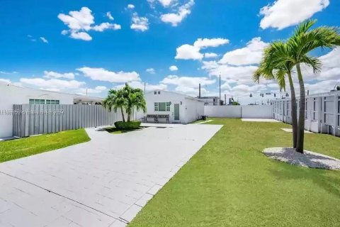 Apartamento en alquiler en Miami, Florida, 1 dormitorio, 165.55 m2 № 1370408 - foto 4