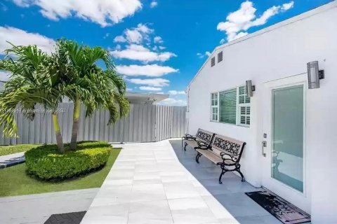 Apartamento en alquiler en Miami, Florida, 1 dormitorio, 165.55 m2 № 1370408 - foto 12