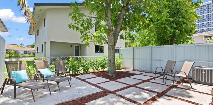 House in Miami, Florida 3 bedrooms, 130.06 sq.m. № 1362348