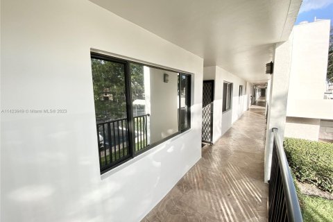 Condominio en venta en Tamarac, Florida, 2 dormitorios, 114.08 m2 № 630372 - foto 2