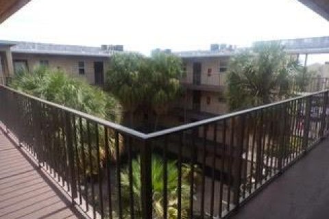 Condominio en venta en Lauderdale Lakes, Florida, 2 dormitorios, 93.83 m2 № 979098 - foto 2