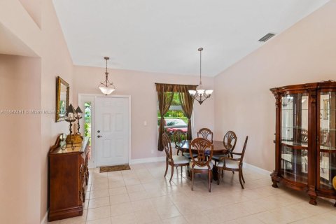 House in Pembroke Pines, Florida 4 bedrooms, 199.65 sq.m. № 1415511 - photo 8