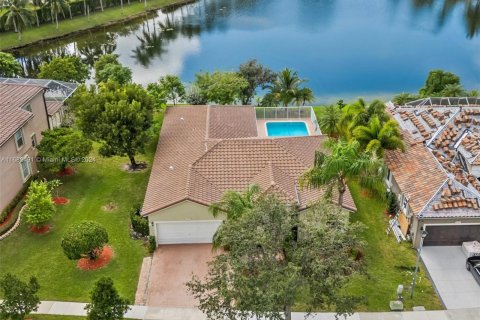 House in Pembroke Pines, Florida 4 bedrooms, 199.65 sq.m. № 1415511 - photo 1