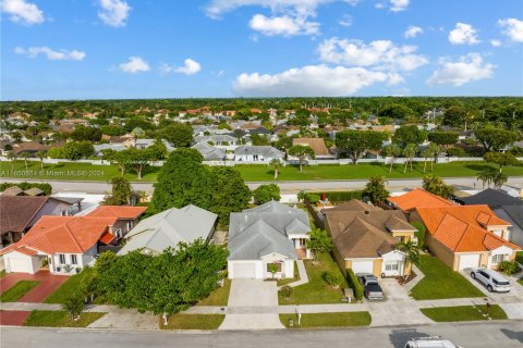 Villa ou maison à vendre à Miami, Floride: 3 chambres, 145.02 m2 № 1332911 - photo 4