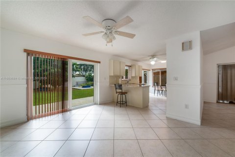 House in Miami, Florida 3 bedrooms, 145.02 sq.m. № 1332911 - photo 5