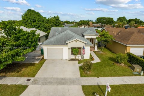 Villa ou maison à vendre à Miami, Floride: 3 chambres, 145.02 m2 № 1332911 - photo 2