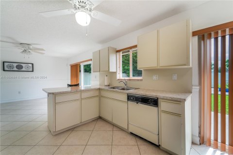 House in Miami, Florida 3 bedrooms, 145.02 sq.m. № 1332911 - photo 9