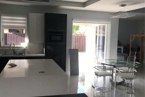 Casa en venta en Miami, Florida, 4 dormitorios, 197.23 m2 № 1332869 - foto 5