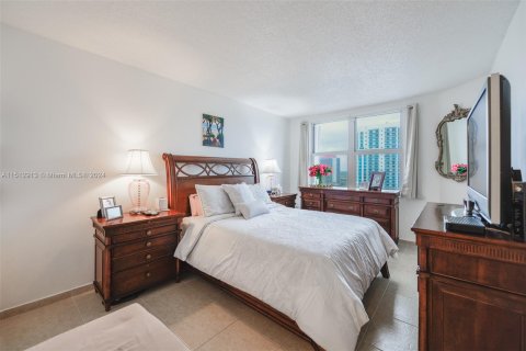 Condominio en venta en Hallandale Beach, Florida, 1 dormitorio, 80.82 m2 № 942731 - foto 14