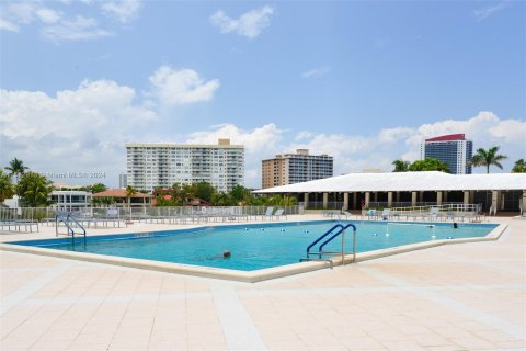 Condominio en venta en Hallandale Beach, Florida, 1 dormitorio, 80.82 m2 № 942731 - foto 26