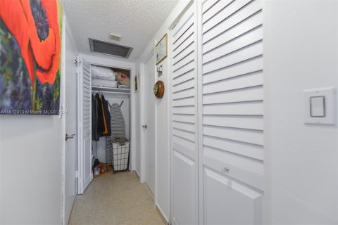 Condo in Hallandale Beach, Florida, 1 bedroom  № 942731 - photo 17