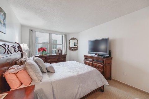 Condominio en venta en Hallandale Beach, Florida, 1 dormitorio, 80.82 m2 № 942731 - foto 15