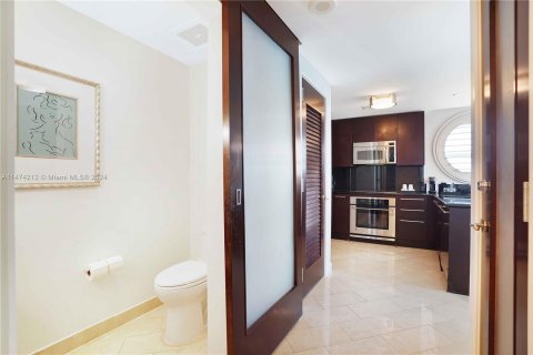 Condo in Miami Beach, Florida, 1 bedroom  № 812667 - photo 26