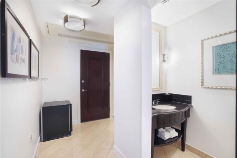 Condo in Miami Beach, Florida, 1 bedroom  № 812667 - photo 28