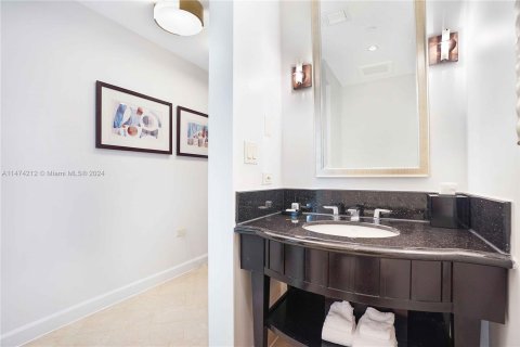 Condo in Miami Beach, Florida, 1 bedroom  № 812667 - photo 27