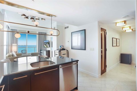 Condo in Miami Beach, Florida, 1 bedroom  № 812667 - photo 12