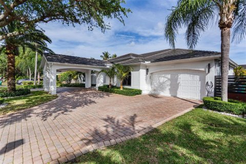 House in Miami, Florida 6 bedrooms, 317.08 sq.m. № 812666 - photo 14