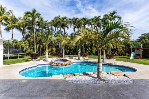 Villa ou maison à louer à Miami, Floride: 6 chambres, 317.08 m2 № 812666 - photo 6