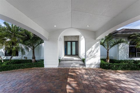 House in Miami, Florida 6 bedrooms, 317.08 sq.m. № 812666 - photo 15