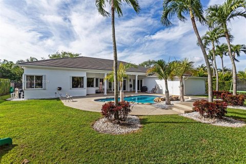 Villa ou maison à louer à Miami, Floride: 6 chambres, 317.08 m2 № 812666 - photo 11