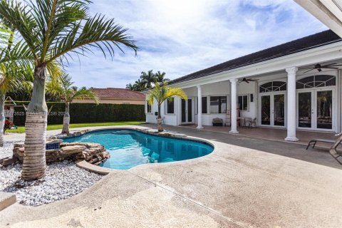 Villa ou maison à louer à Miami, Floride: 6 chambres, 317.08 m2 № 812666 - photo 8