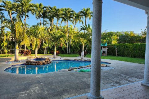 Casa en alquiler en Miami, Florida, 6 dormitorios, 317.08 m2 № 812666 - foto 3