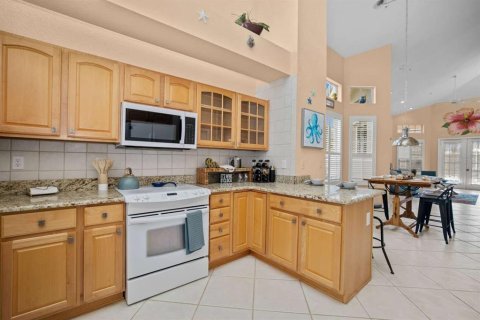 Townhouse in Punta Gorda, Florida 2 bedrooms, 174.38 sq.m. № 1355746 - photo 8