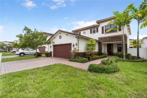 Villa ou maison à vendre à Hialeah, Floride: 5 chambres, 260.87 m2 № 615997 - photo 4