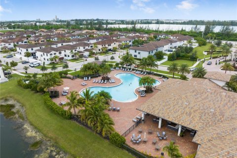 Villa ou maison à vendre à Hialeah, Floride: 5 chambres, 260.87 m2 № 615997 - photo 16