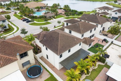 Villa ou maison à vendre à Hialeah, Floride: 5 chambres, 260.87 m2 № 615997 - photo 11