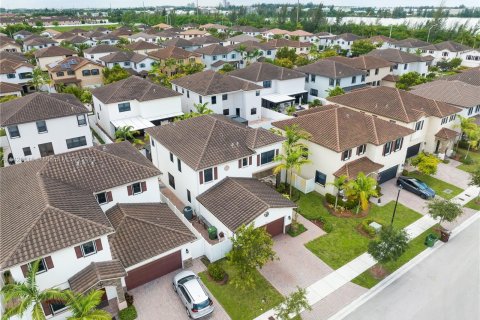 Villa ou maison à vendre à Hialeah, Floride: 5 chambres, 260.87 m2 № 615997 - photo 13