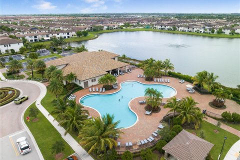 Villa ou maison à vendre à Hialeah, Floride: 5 chambres, 260.87 m2 № 615997 - photo 17