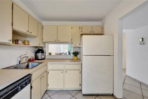 Condo in Hollywood, Florida, 2 bedrooms  № 1392051 - photo 13